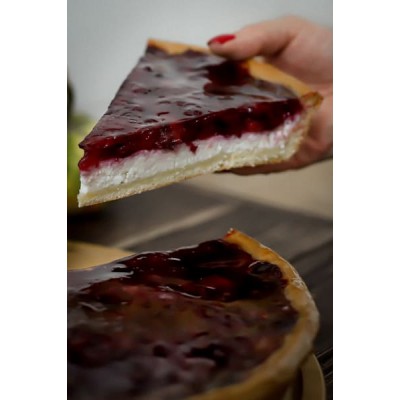 Пиріг з вишнею та сиром