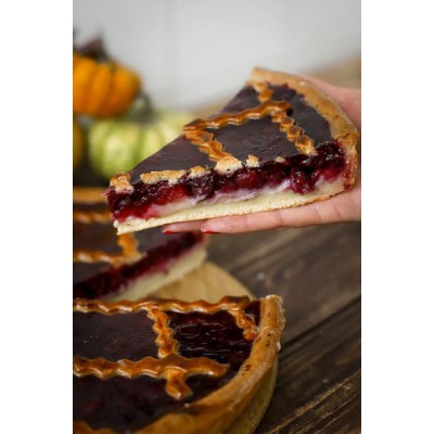 Пиріг з вишнею та заварним кремом